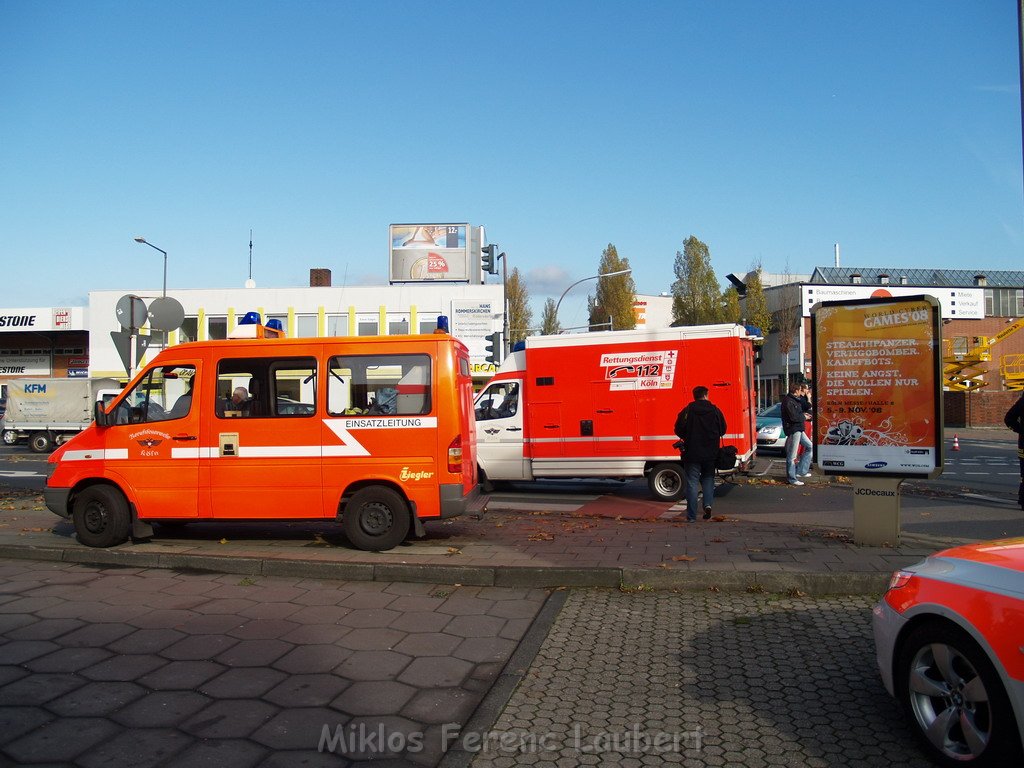 Schwerer VU Notarzt Pkw Koeln Ehrenfeld Weinsbergstr Oskar 95.JPG